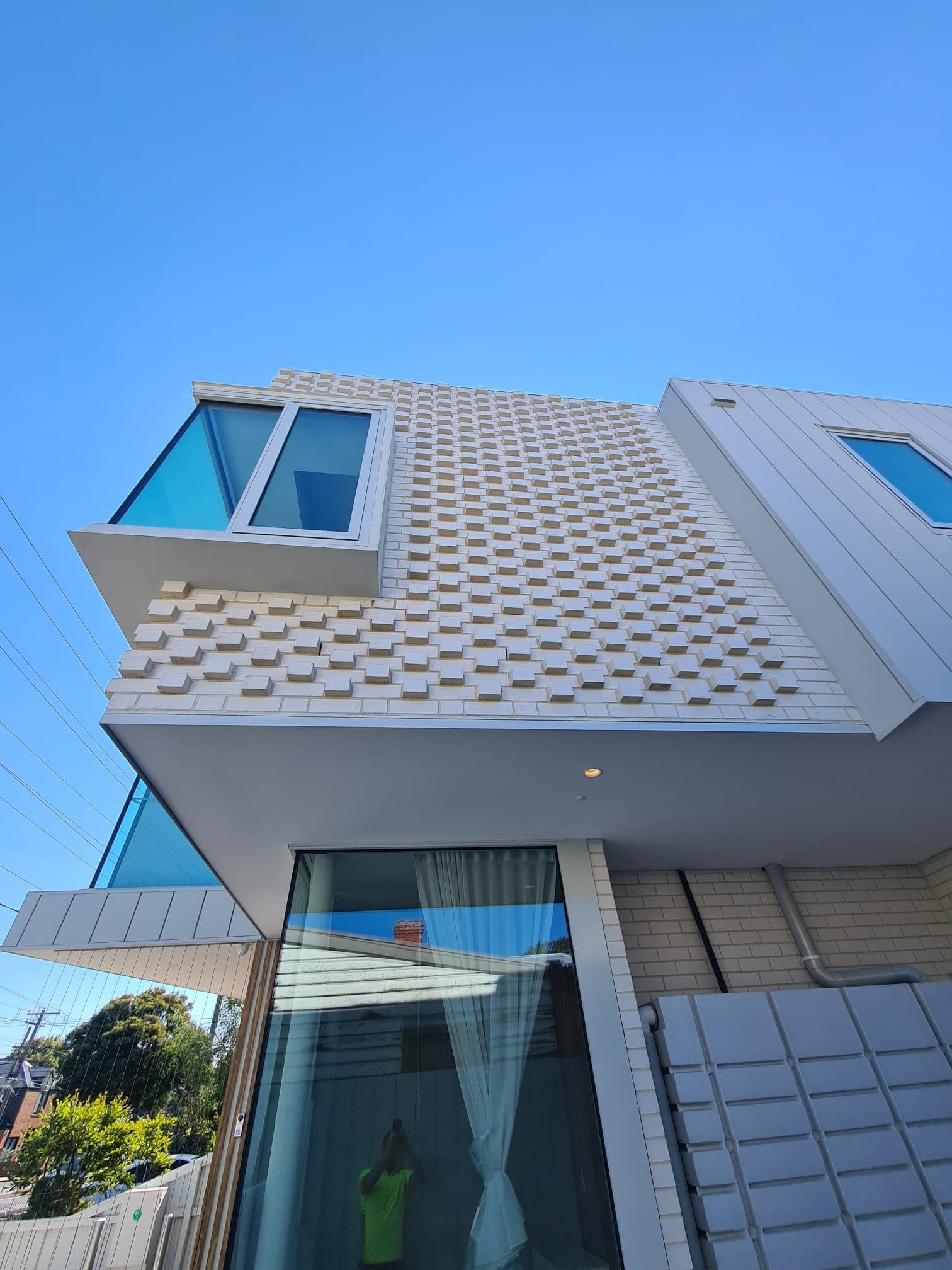 Contemporary residential facade with dental-pattern brickwork by Goodwin Bricklaying