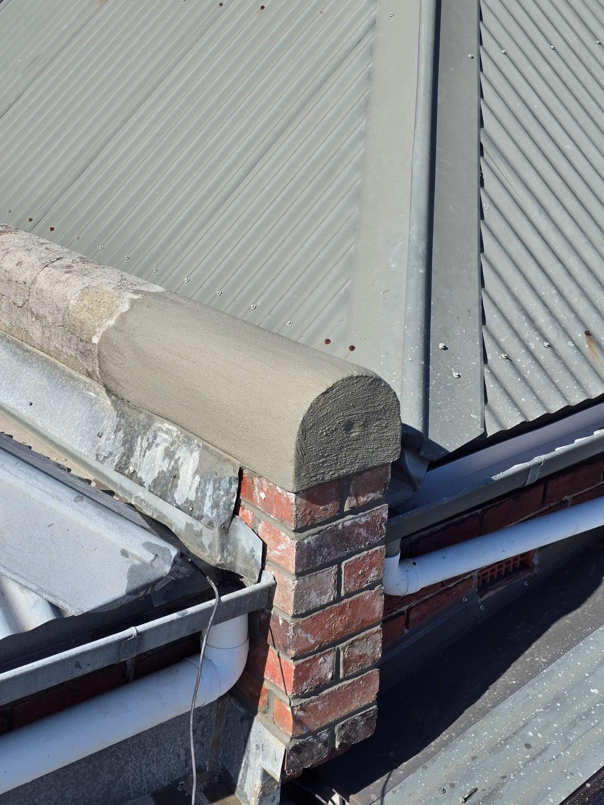 Heritage chimney rebuilt with a new rounded cement capping by Goodwin Bricklaying, Melbourne