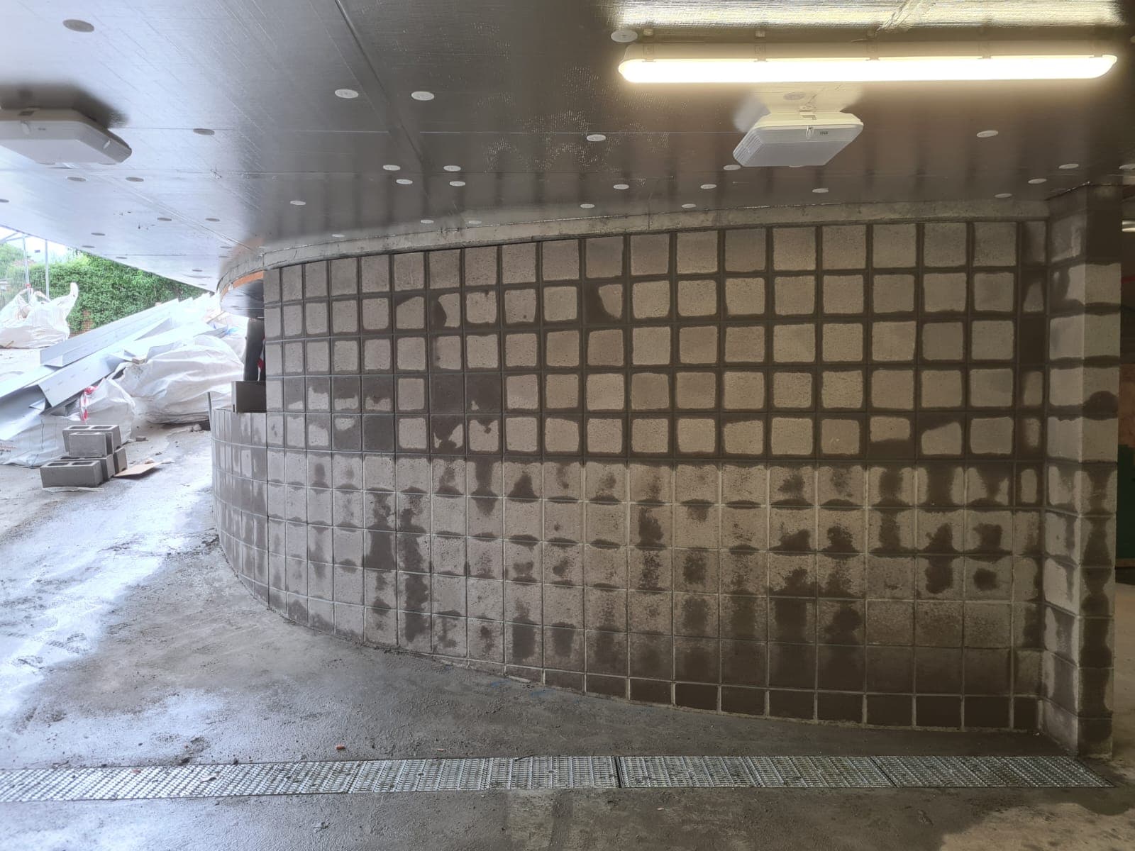 Curved structural blockwork in a basement car park under construction by Goodwin Bricklaying
